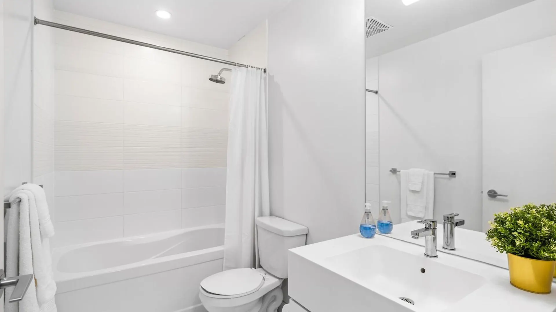Charming 2Br Condo Near Cn Tower & Harbourfront Toronto Apartment