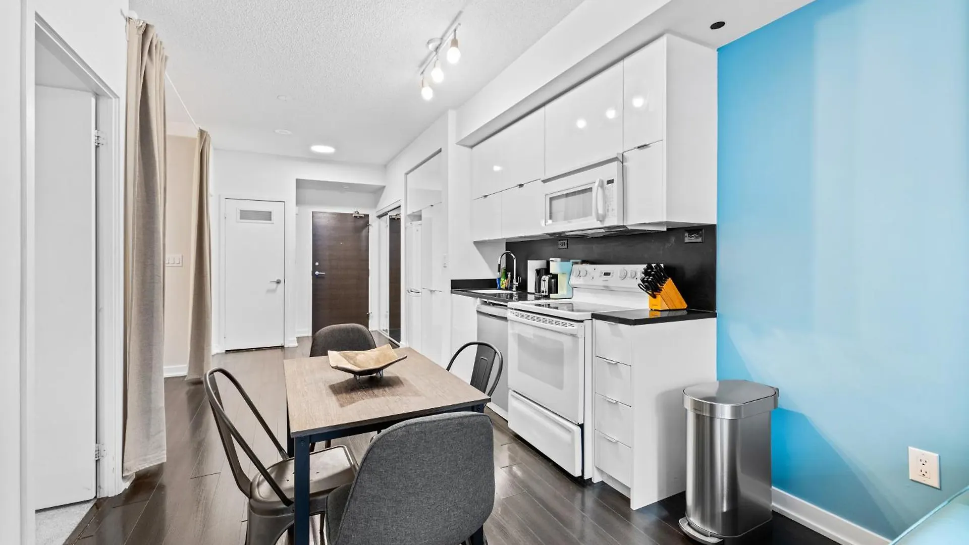 Charming 2Br Condo Near Cn Tower & Harbourfront Toronto Canada