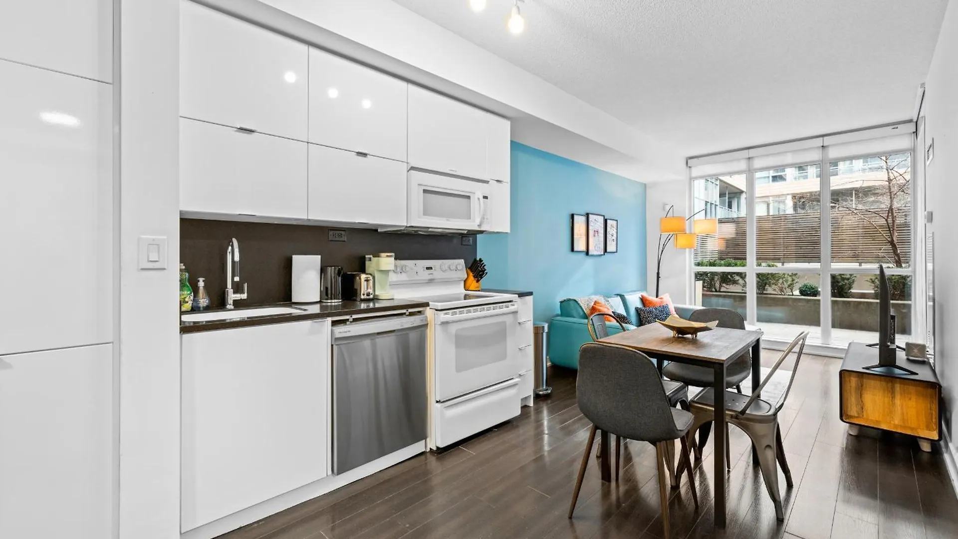 Charming 2Br Condo Near Cn Tower & Harbourfront Toronto Apartment
